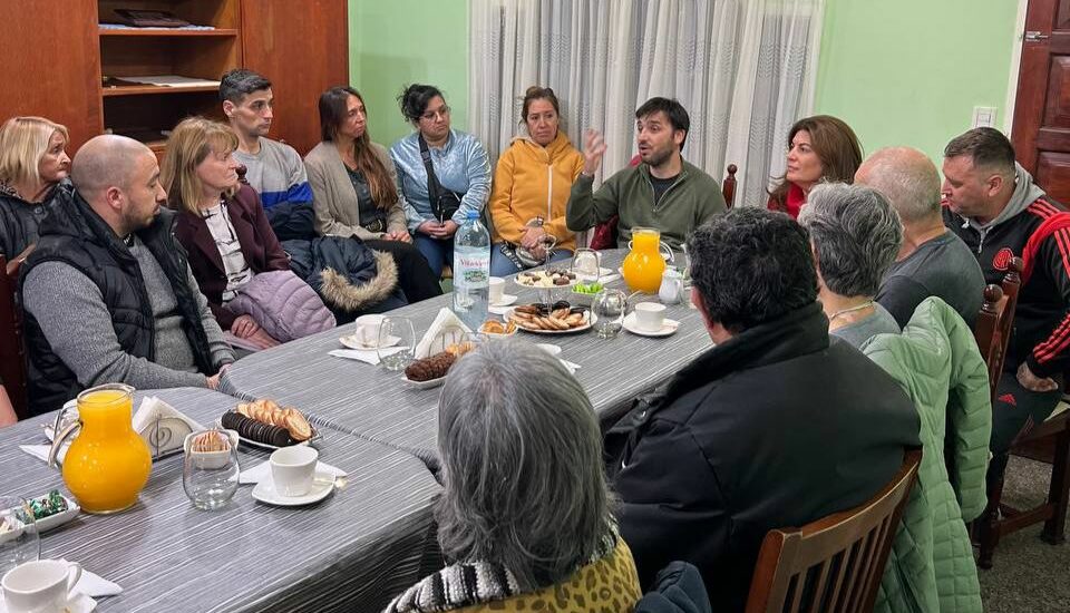 Torres y Ana Clara Romero se reunieron con vecinos de Comodoro: “Vamos a impulsar presupuestos ciudadanos para que los vecinos decidan las obras prioritarias para sus barrios”