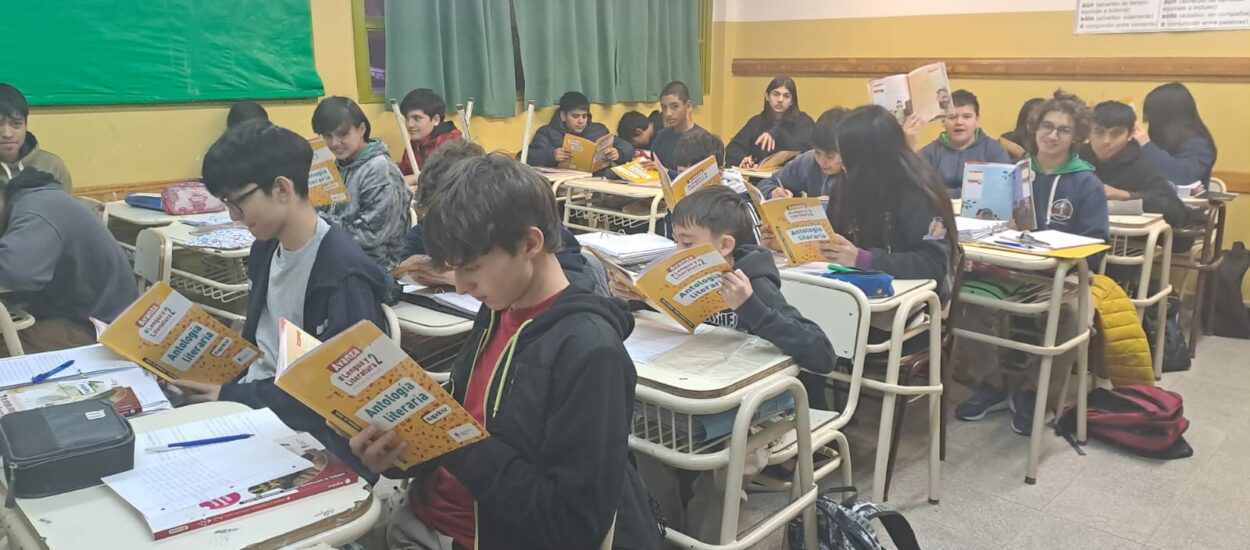 “Libros Para Aprender”: Comenzó la distribución de material pedagógico en escuelas secundarias chubutenses