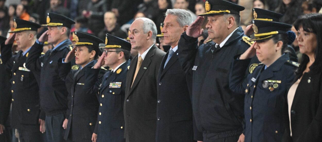 En el Día de la Bandera, Arcioni tomó juramento a 131 futuros agentes y oficiales de la Policía del Chubut