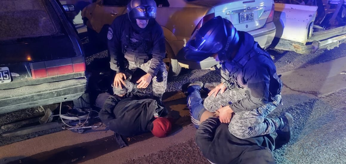 POLICÍA DETIENE A LADRONES TRAS ROBO DE CUBIERTAS Y ESTÉREOS
