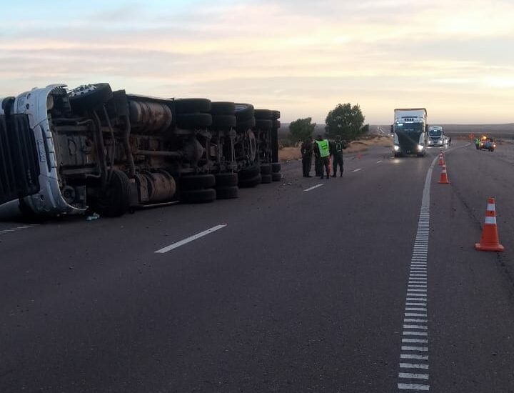 CAMIÓN VOLCADO EN RUTA NACIONAL 3
