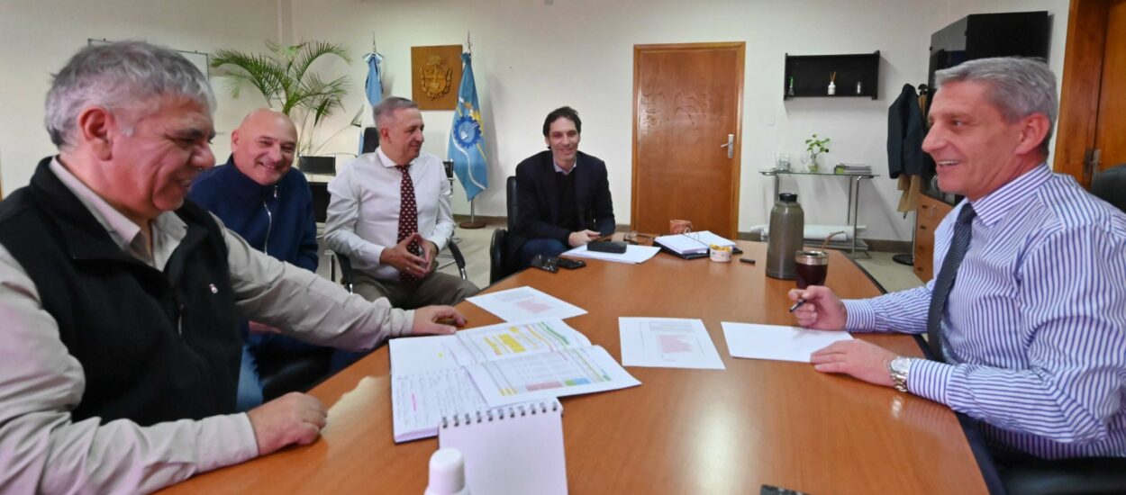 Arcioni se reunió con el presidente de la Compañía de Riego del VIRCh para analizar el avance de los trabajos realizados