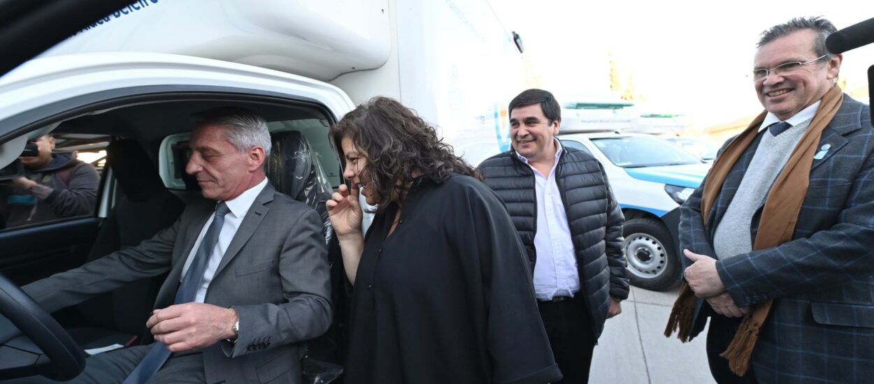 Arcioni y Vizzotti entregaron equipamiento y ambulancias 4×4 a distintos hospitales de la Provincia
