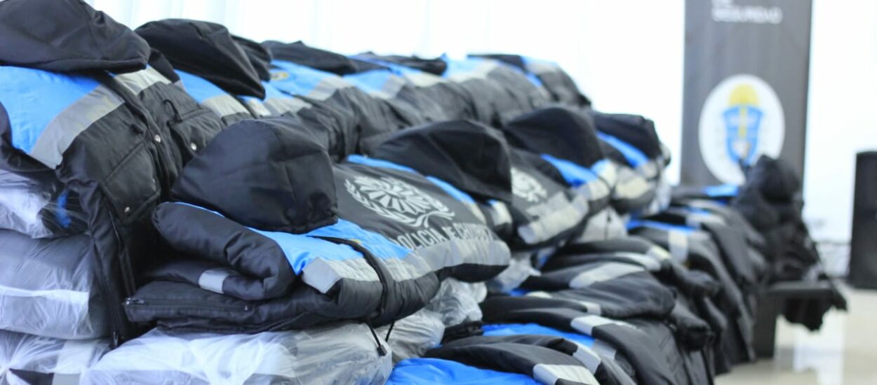 El Gobierno del Chubut entregó indumentaria de invierno a policías de toda la provincia