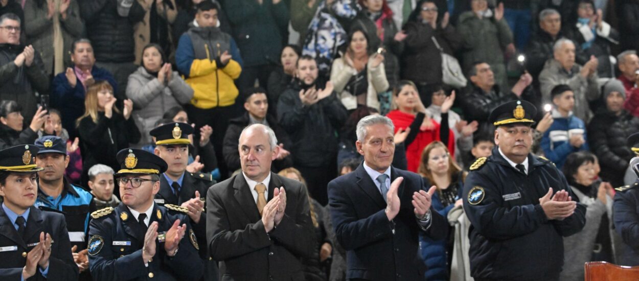 En el Día de la Bandera, Arcioni tomó juramento a 131 futuros agentes y oficiales de la Policía del Chubut