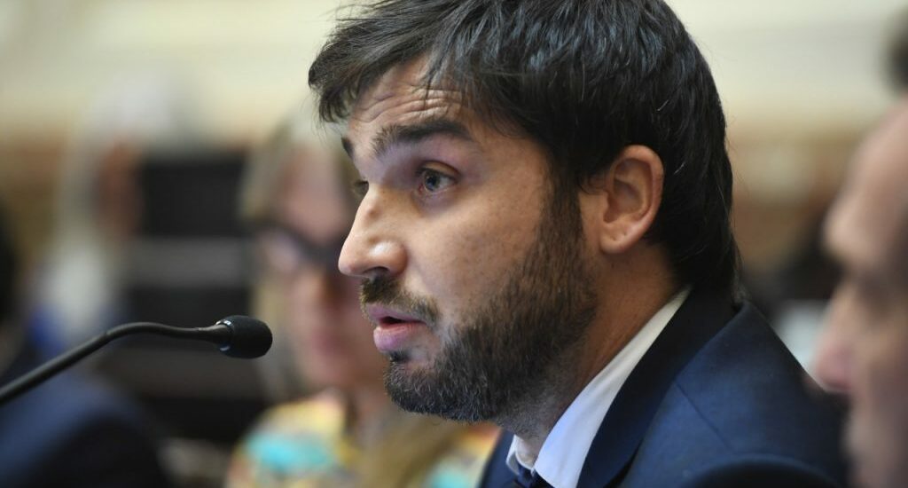 Torres: “Celebro no tener la experiencia de fundir una de las provincias más ricas de Argentina”