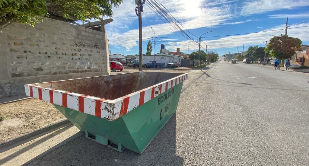 LA CAMPAÑA DE LIMPIEZA LLEGA A LOS BARRIOS LOS MÉDANOS Y LOS ÁLAMOS  