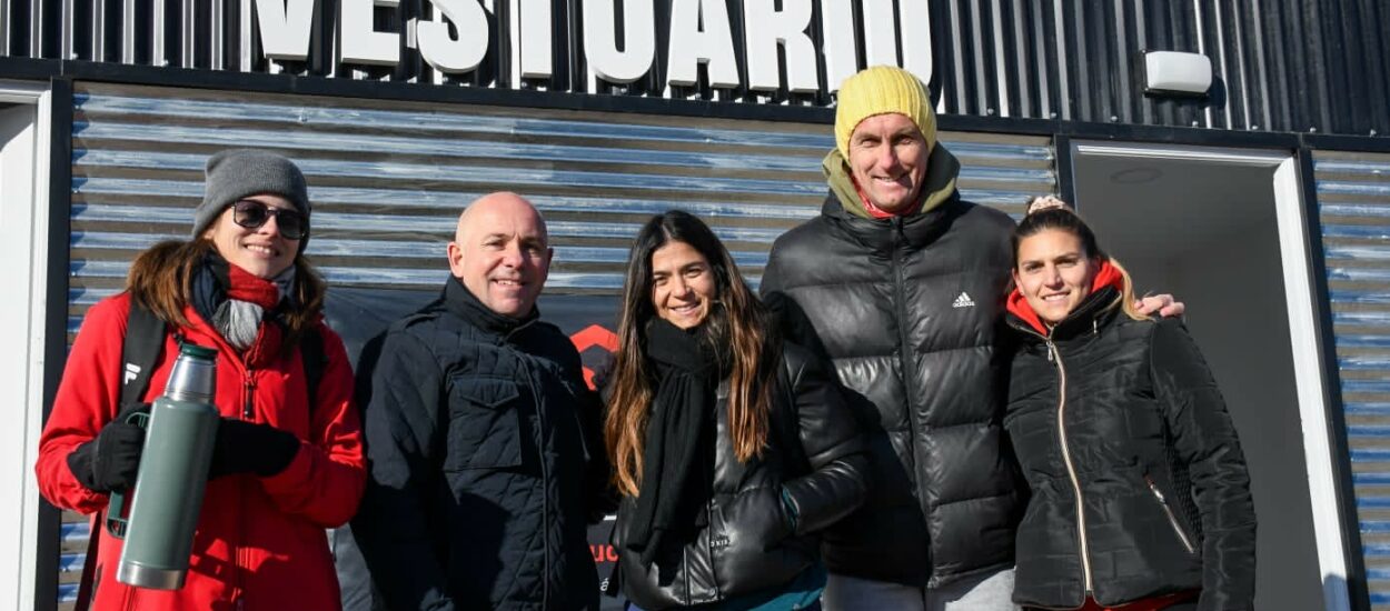 SASTRE RECORRIÓ LOS VESTUARIOS QUE SE COLOCARON EN LA PISTA DE ATLETISMO