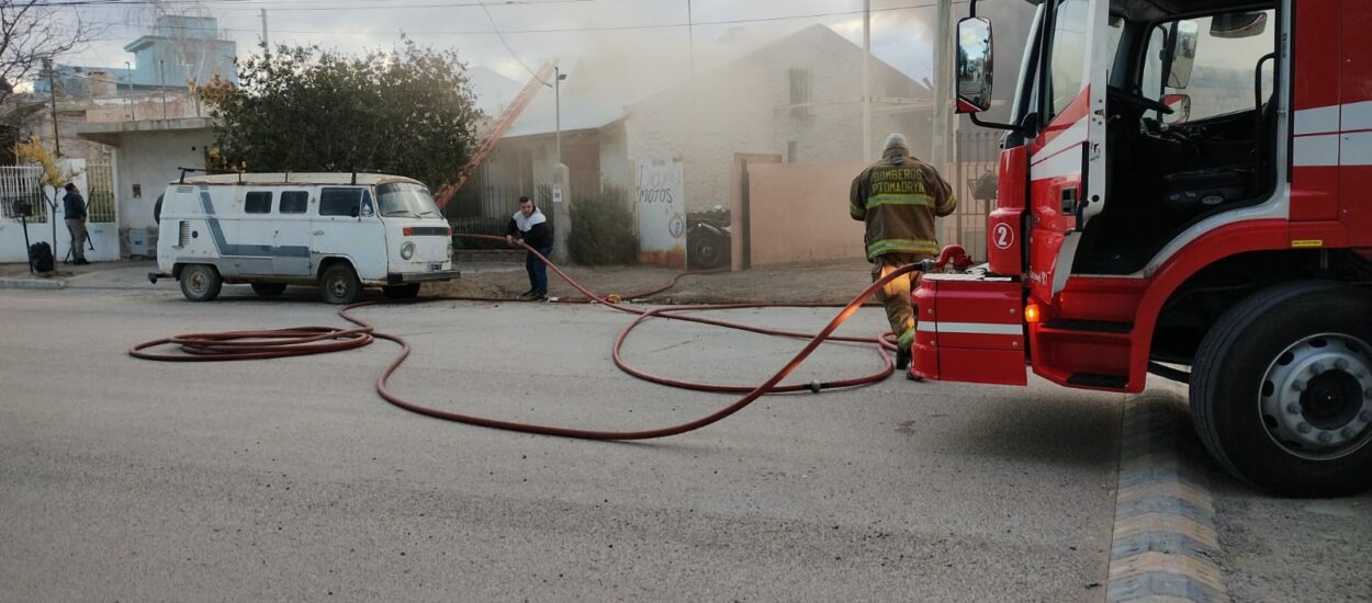 Incendio en taller deja a propietario con quemaduras de consideración