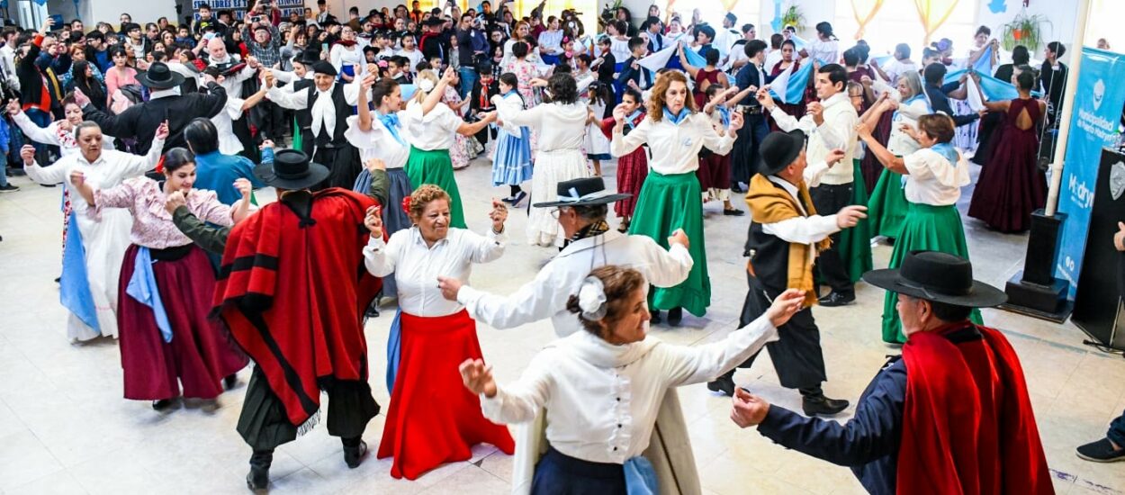 EL INTENDENTE ENCABEZÓ EL ACTO PARA CONMEMORAR EL 207° ANIVERSARIO DE LA DECLARACIÓN DE INDEPENDENCIA DE LA REPÚBLICA ARGENTINA