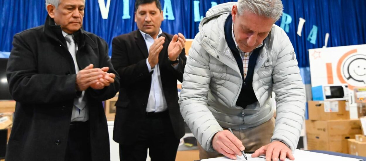 El Maitén: Arcioni entregó ayuda social a instituciones y unidades móviles a la Policía del Chubut