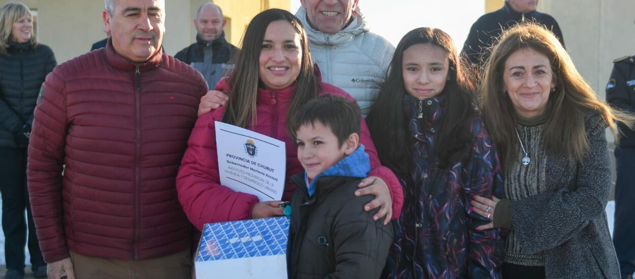 Arcioni entregó 10 viviendas a familias de Gobernador Costa y anunció la realización de una Audiencia Pública para la obra del Interconectado Oeste