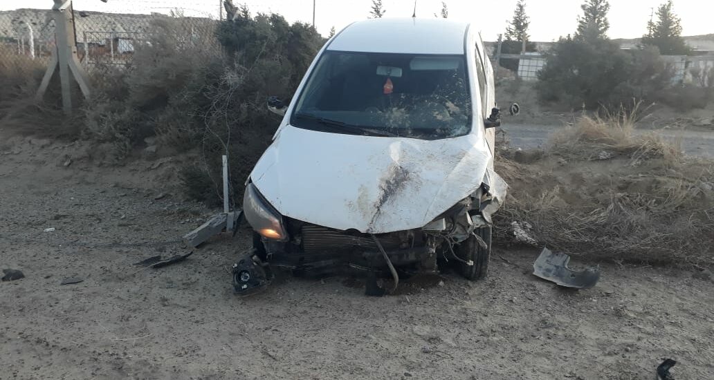 Accidente de tránsito en Puerto Madryn: Vehículo colisiona y es abandonado