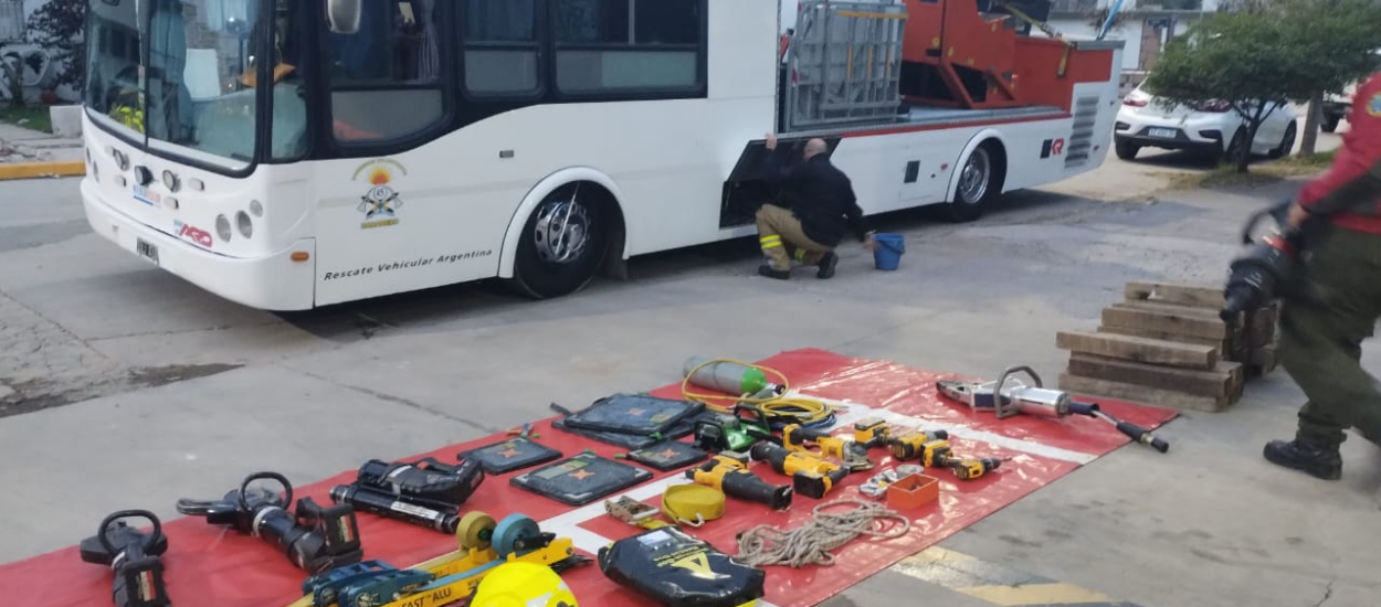 BOMBEROS DE MADRYN SE CAPACITARON EN RESCATE SOBRE VEHICULOS DE GRAN PORTE