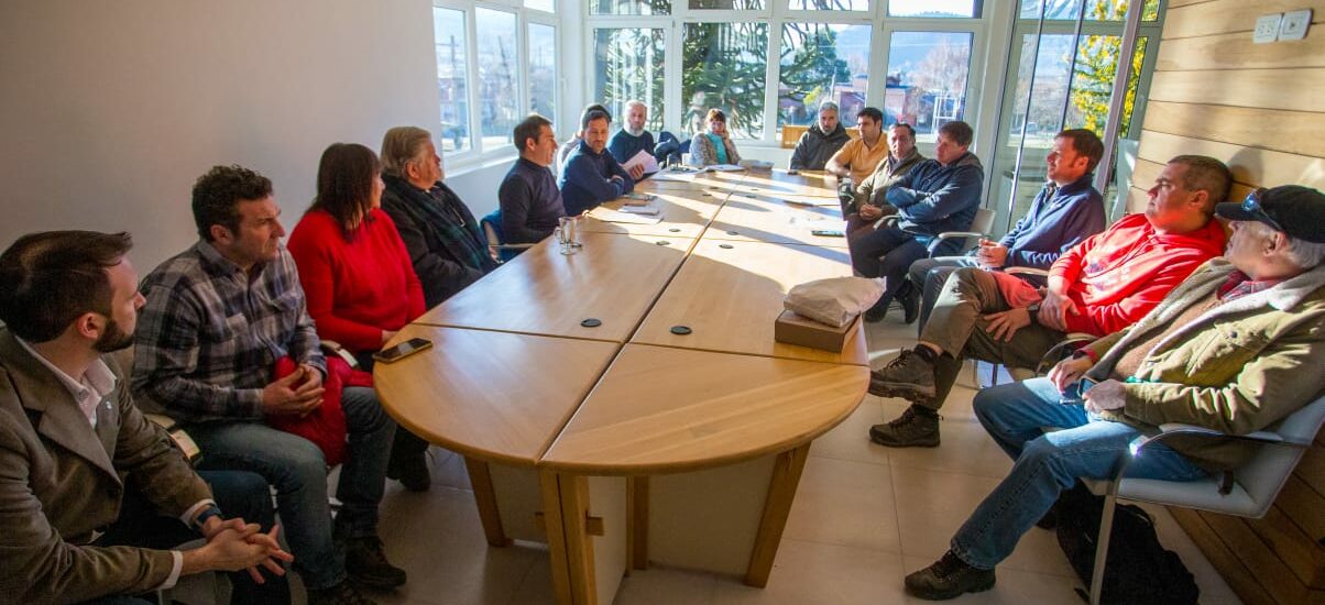 Juan Pablo Luque y Juan Peralta se reunió con la Sociedad Rural de Esquel