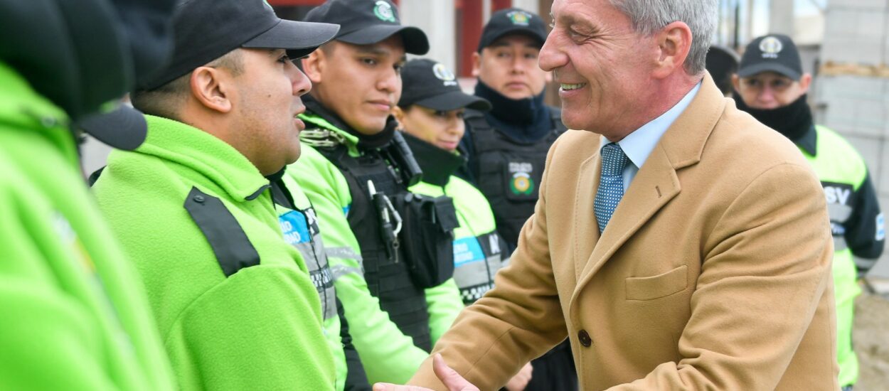 El gobernador Arcioni entregó móviles y recorrió la obra de la nueva Comisaría de Km. 8 