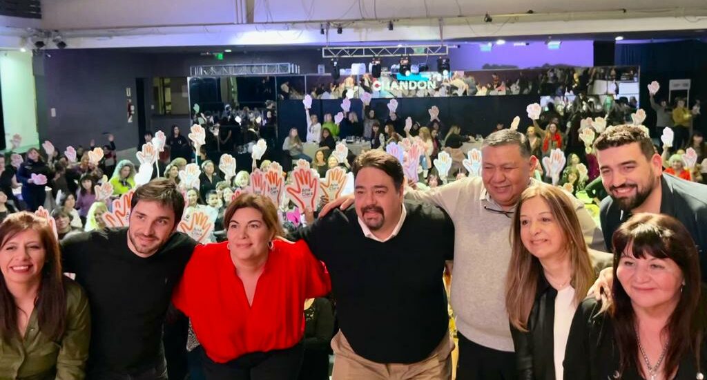 Torres junto a Ana Clara Romero y Jorge Ávila encabezaron reconocimiento a mujeres jubiladas del sector petrolero en Comodoro Rivadavia