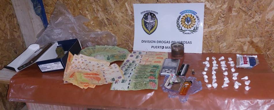 DESMANTELADO UN PUNTO DE VENTA DE DROGAS EN PUERTO MADRYN: DETENIDOS Y GRAN CANTIDAD DE SUSTANCIAS ESTUPEFACIENTES INCAUTADAS
