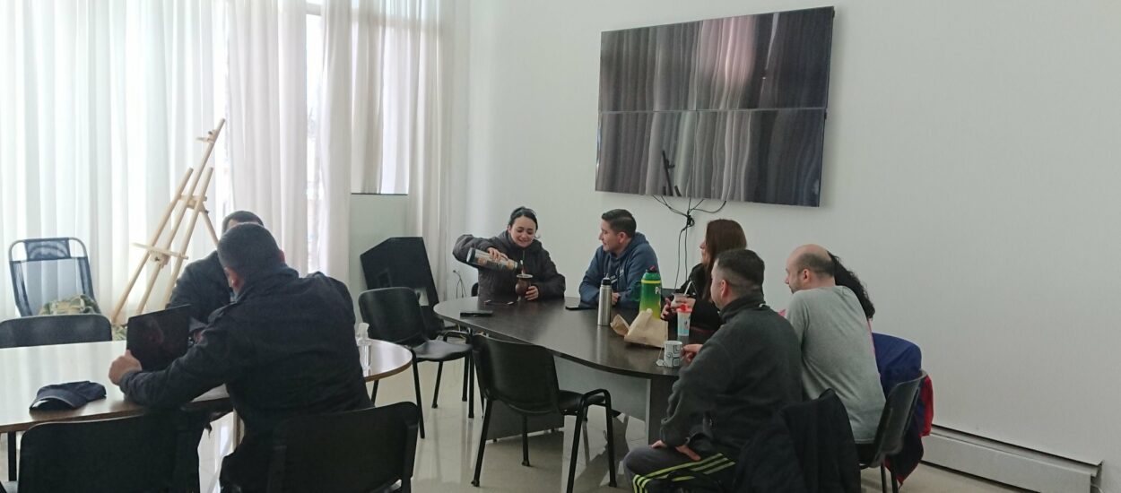 Agentes de la Policía de Chubut aguardan respuesta sobre mejora salarial en la sala de situación