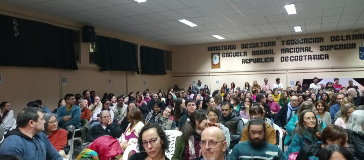 El reconocido escritor Eduardo Sacheri brindó una conferencia ante una multitud de estudiantes, docentes y vecinos de Esquel