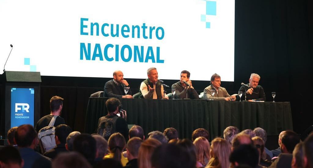 Arcioni junto al ministro De Pedro encabezó el Encuentro Nacional del Frente Renovador en Buenos Aires