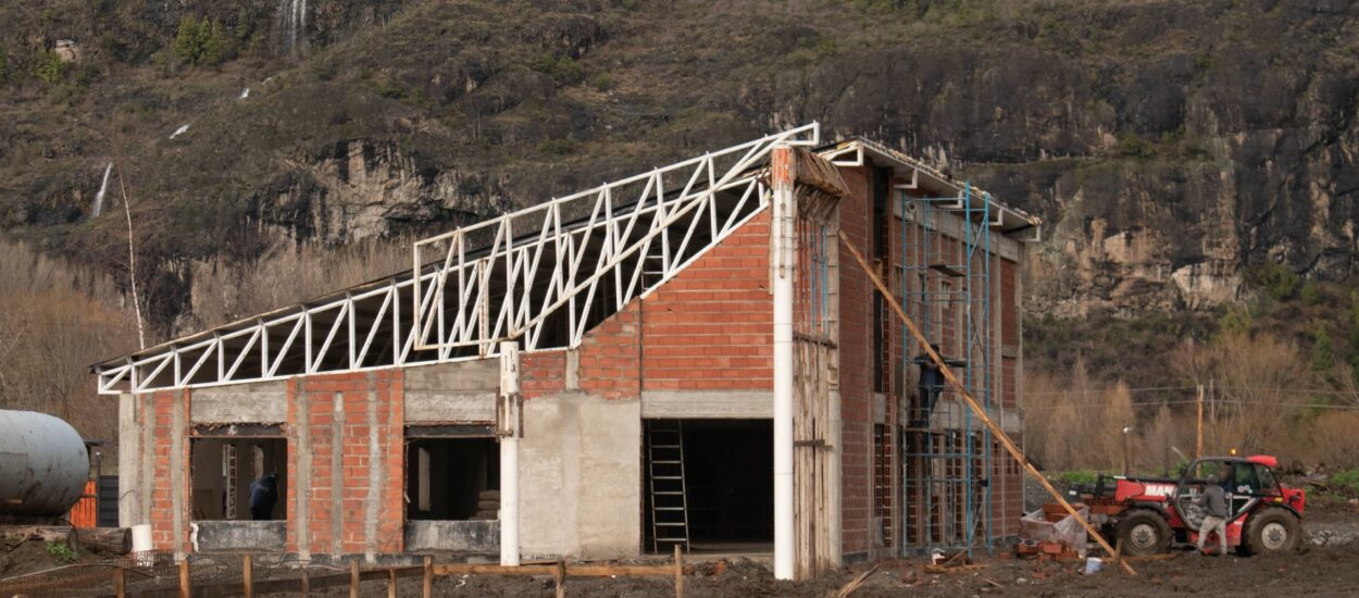 Con un 30% de avance de obra, el Gobierno del Chubut construye la Escuela Técnica N° 7727 de El Hoyo 