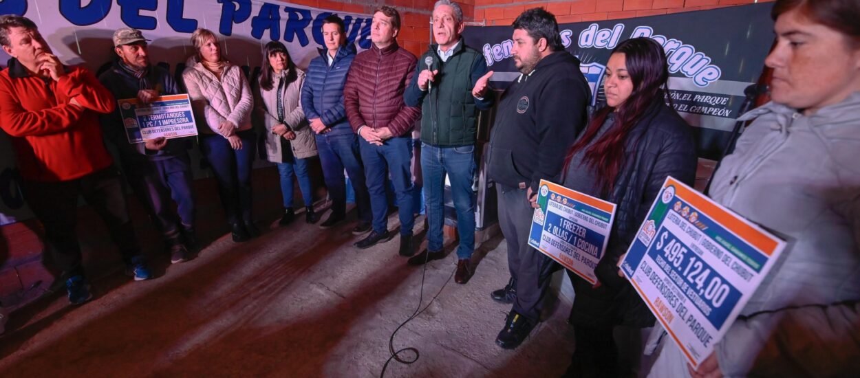 Arcioni entregó equipamiento al Club Deportivo Defensores del Parque de Rawson y recorrió las obras en ejecución 