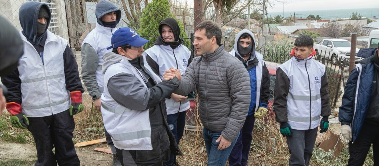 El intendente Luque cumplió con las primeras entregas de materiales a damnificados por el temporal de viento