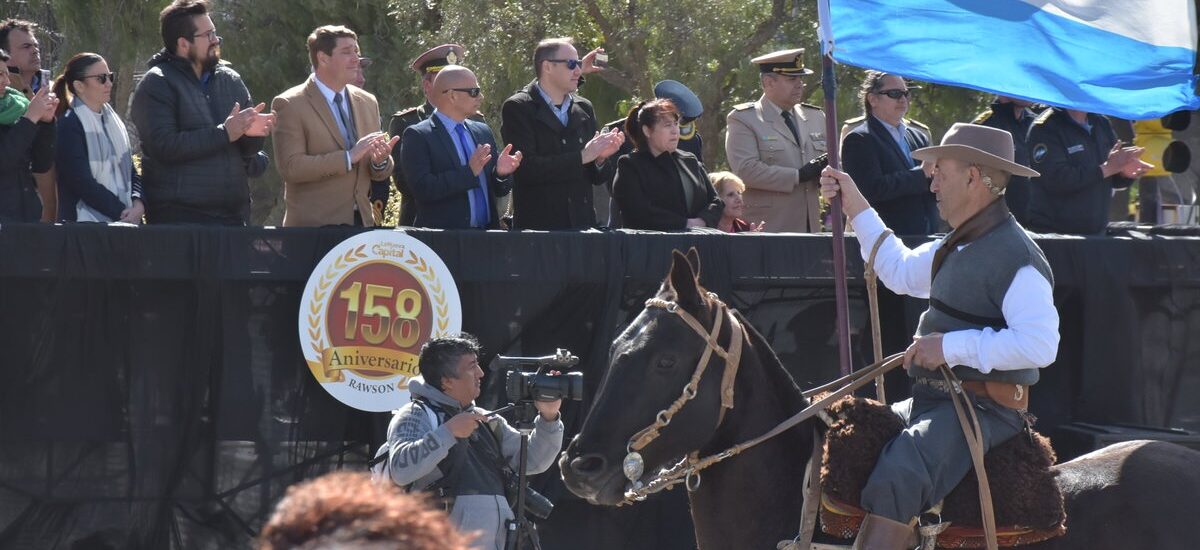 Con una gran participación de instituciones y vecinos, se realizó el tradicional Desfile Cívico Militar en el 158 aniversario de Rawson