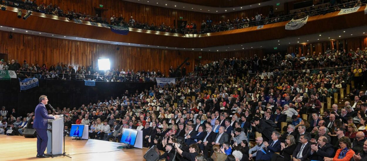 Arcioni participó junto a Sergio Massa, gobernadores y referentes de todo el país de la Convocatoria Nacional por la Educación Pública
