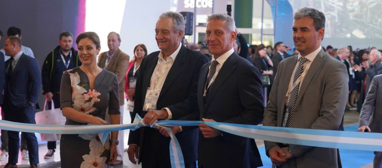Arcioni participó en Buenos Aires de la inauguración de la Expo Argentina Oil & Gas