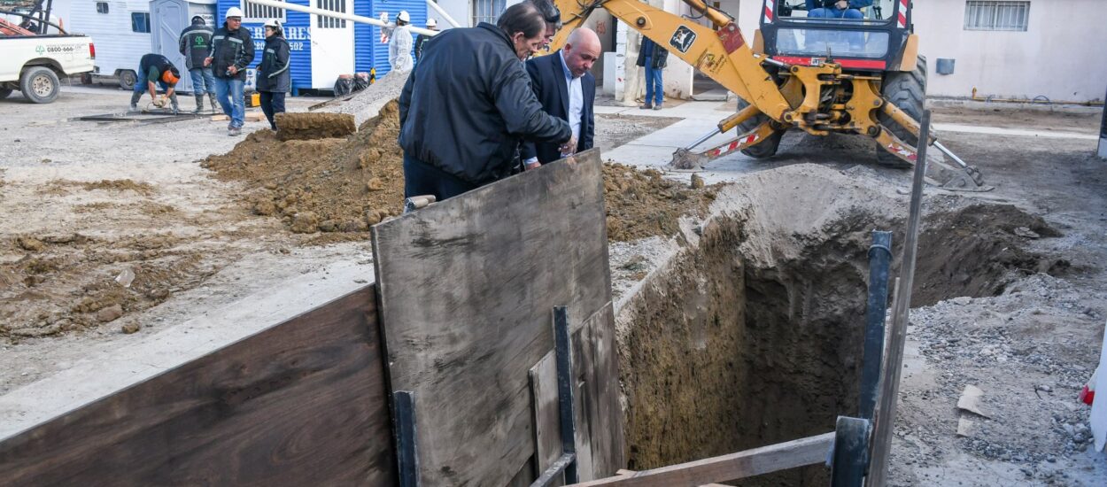 SASTRE RECORRIÓ LA OBRA DE RENOVACIÓN DEL COLECTOR CLOACAL DEL BARRIO PERITO MORENO