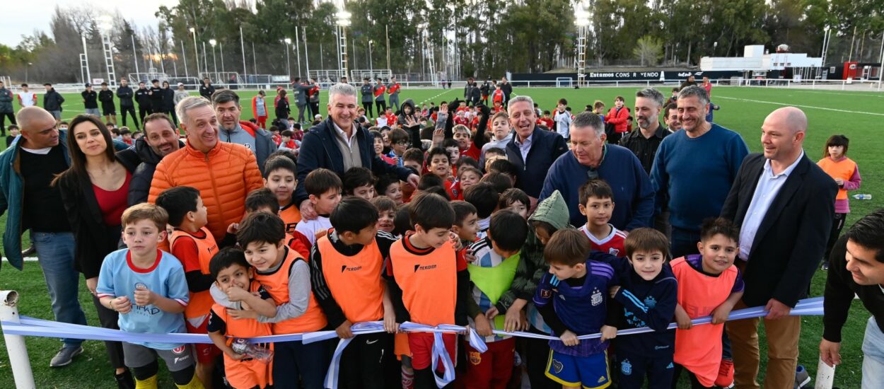 Arcioni inauguró la cancha de césped sintético del Club Huracán de Trelew y recorrió obras que se ejecutan con aportes de la Provincia