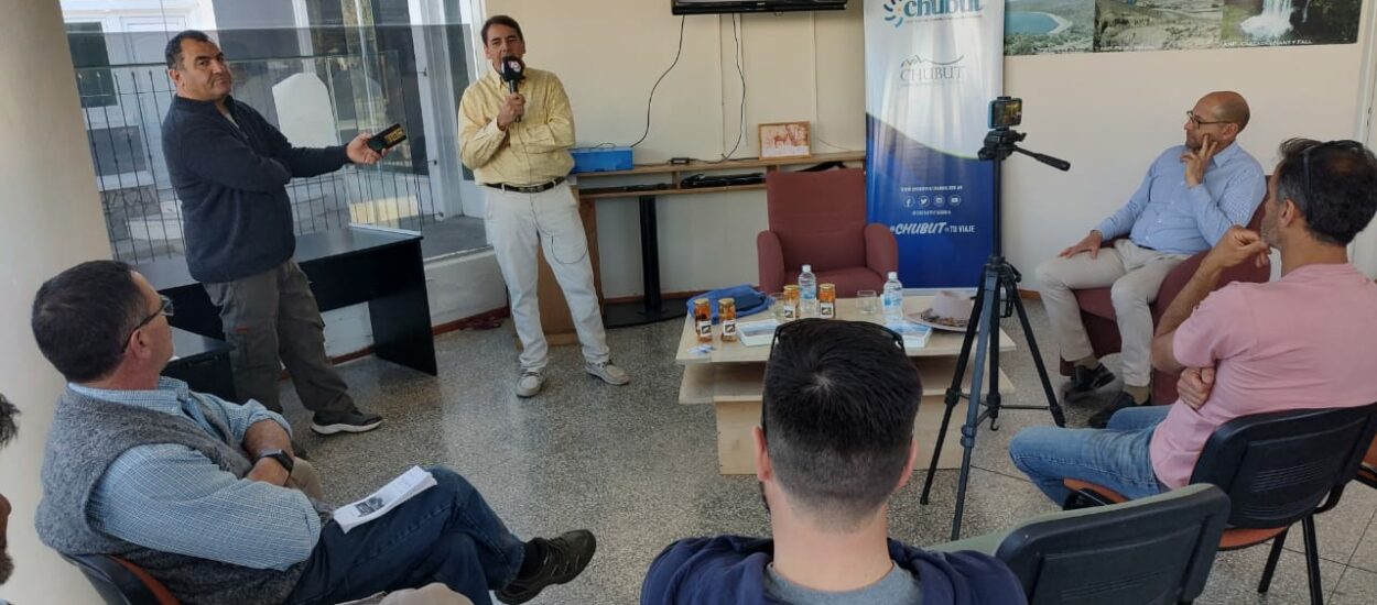 Provincia acompañó charla sobre pesca con mosca en la cordillera
