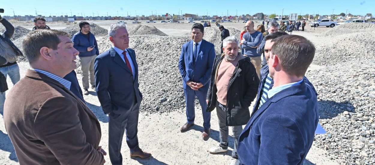 Arcioni supervisó el inicio de obra del Gimnasio Municipal Nº 2 en Rawson 
