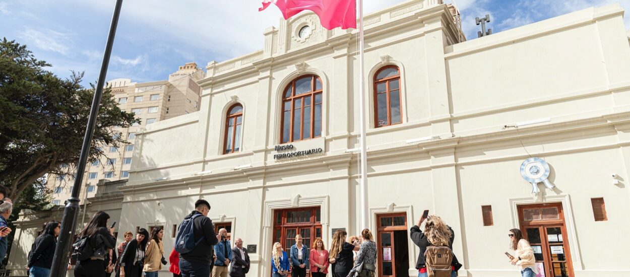 Comodoro se viste de rosa para concientizar y sensibilizar a la sociedad en torno al cáncer de mama