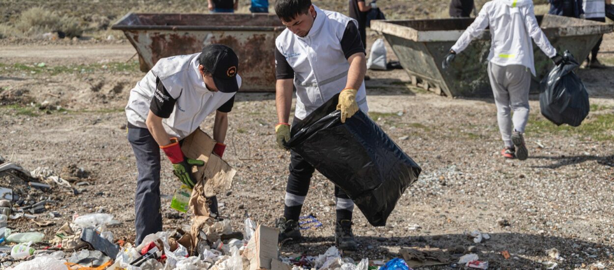Comodoro Rivadavia: El Municipio cumplió con otra jornada de limpieza en basural clandestino en Caleta Córdova