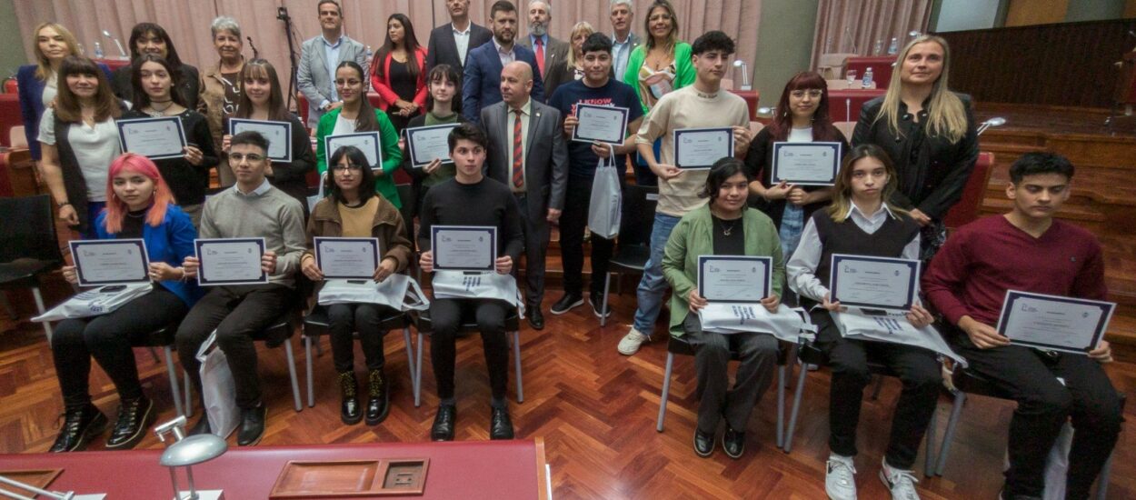 Dos estudiantes secundarios de Rawson, entre los destacados por la Legislatura del Chubut por su promedio y su trayectoria educativa