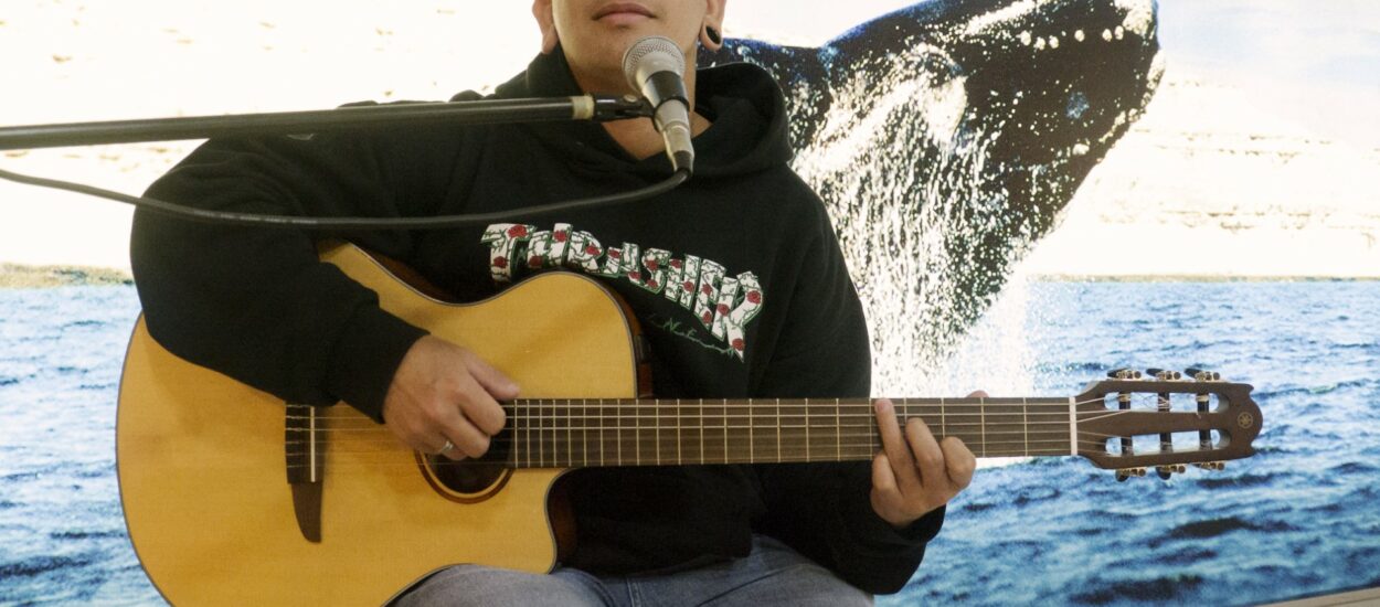Yhosva Montoya brilló con su música en la Casa del Chubut