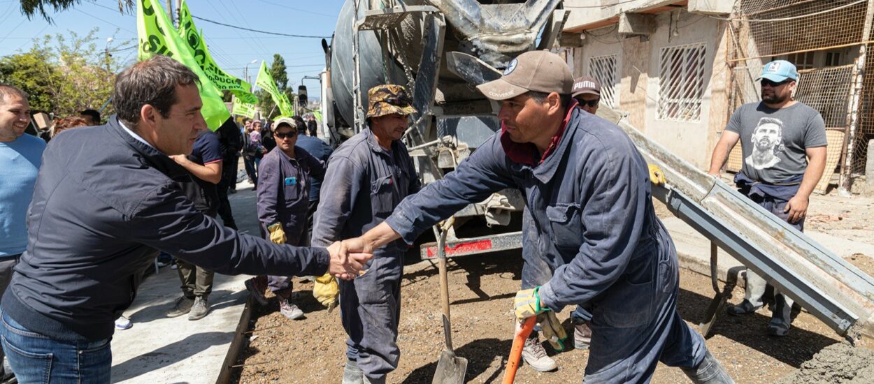 Comodoro Rivadavia: Luque recorrió obra de pavimento histórica en el barrio Máximo Abásolo