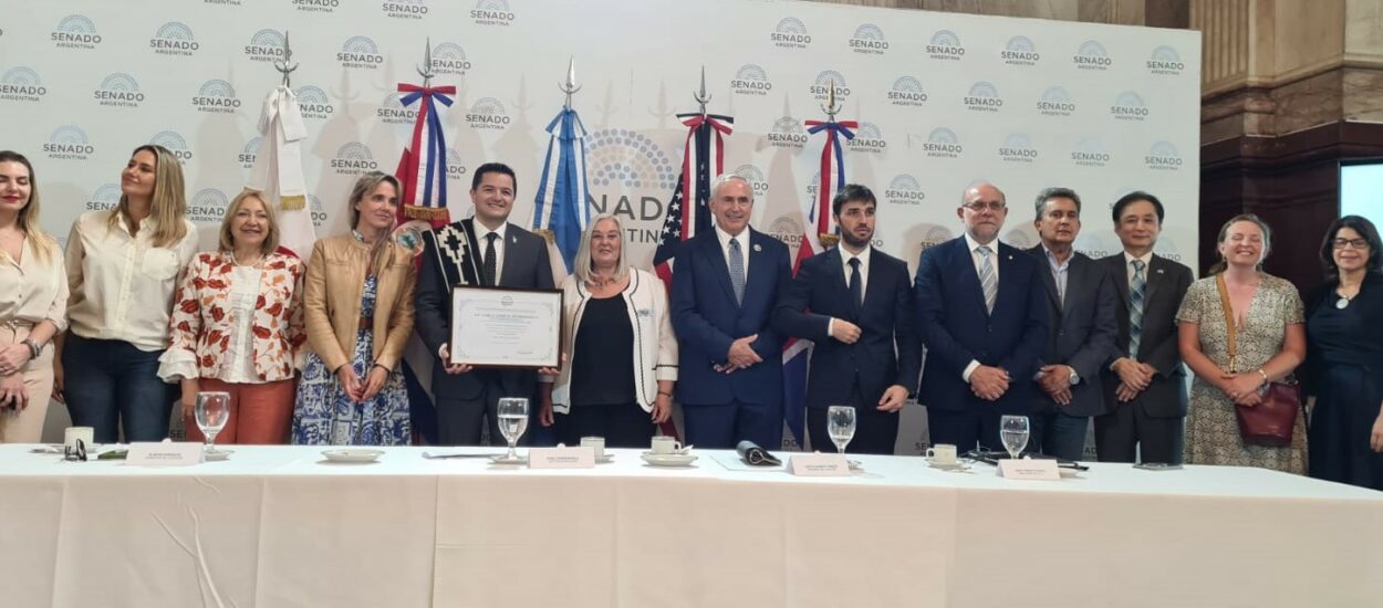 La senadora Terenzi distinguió en el Senado de la Nación al investigador chubutense Pablo García Borboroglu