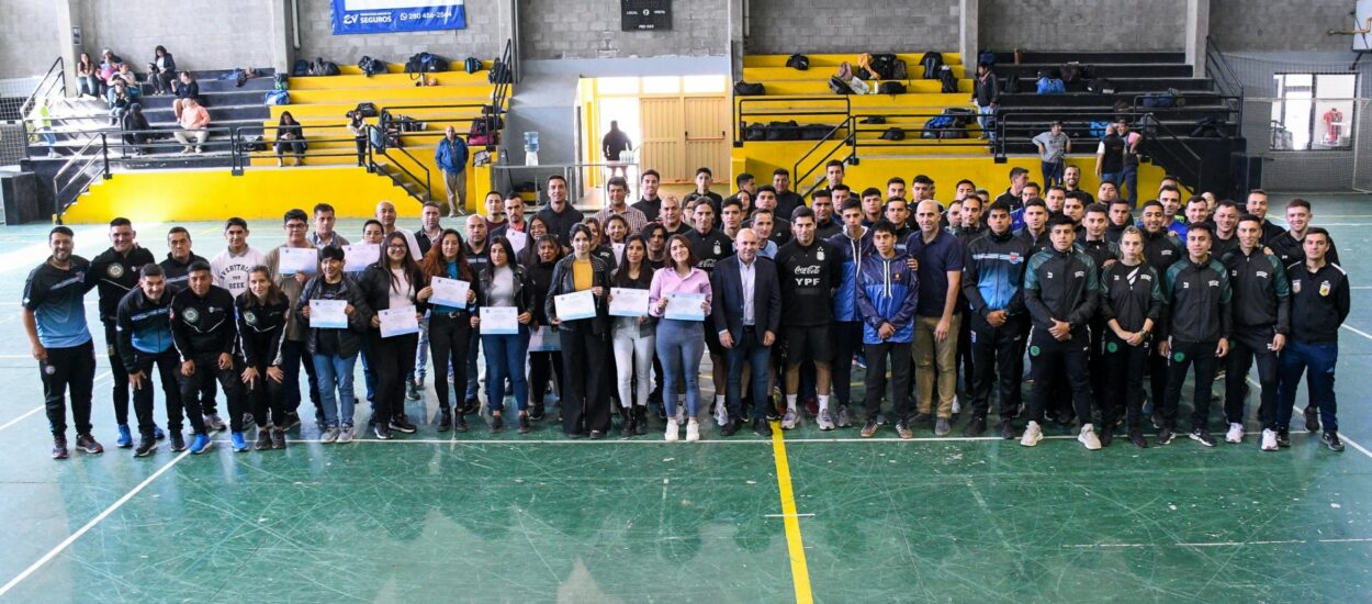 EL INTENDENTE ENTREGÓ CERTIFICADOS A QUIENES CULMINARON CON EL CURSO PARA SER ÁRBITROS DE FÚTBOL