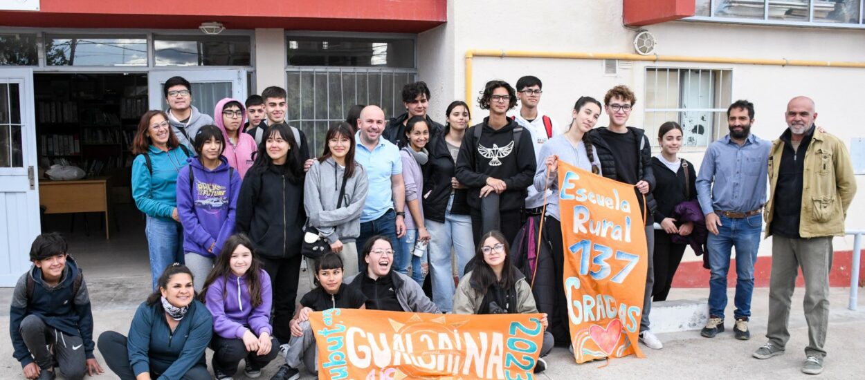 EL INTENDENTE FELICITÓ A ESTUDIANTES DEL CLUB MUNICIPAL DE CIENCIAS QUE LLEVARÁN DONACIONES A LA LOCALIDAD DE GUALJAINA