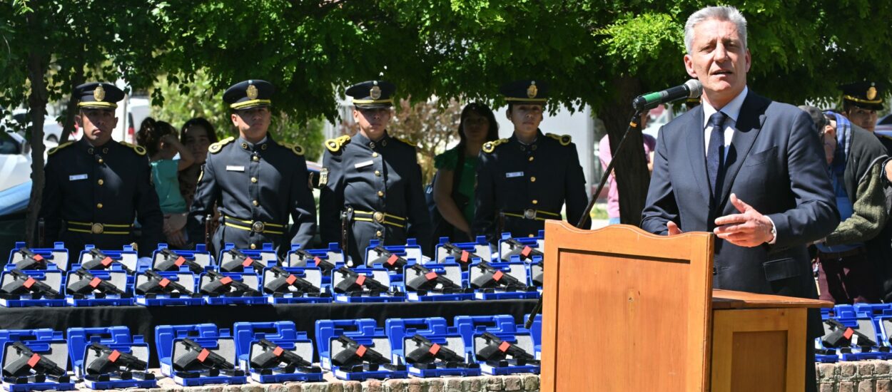 Arcioni entregó 86 cámaras de videovigilancia y más de 300 armas de fuego a la Policía del Chubut