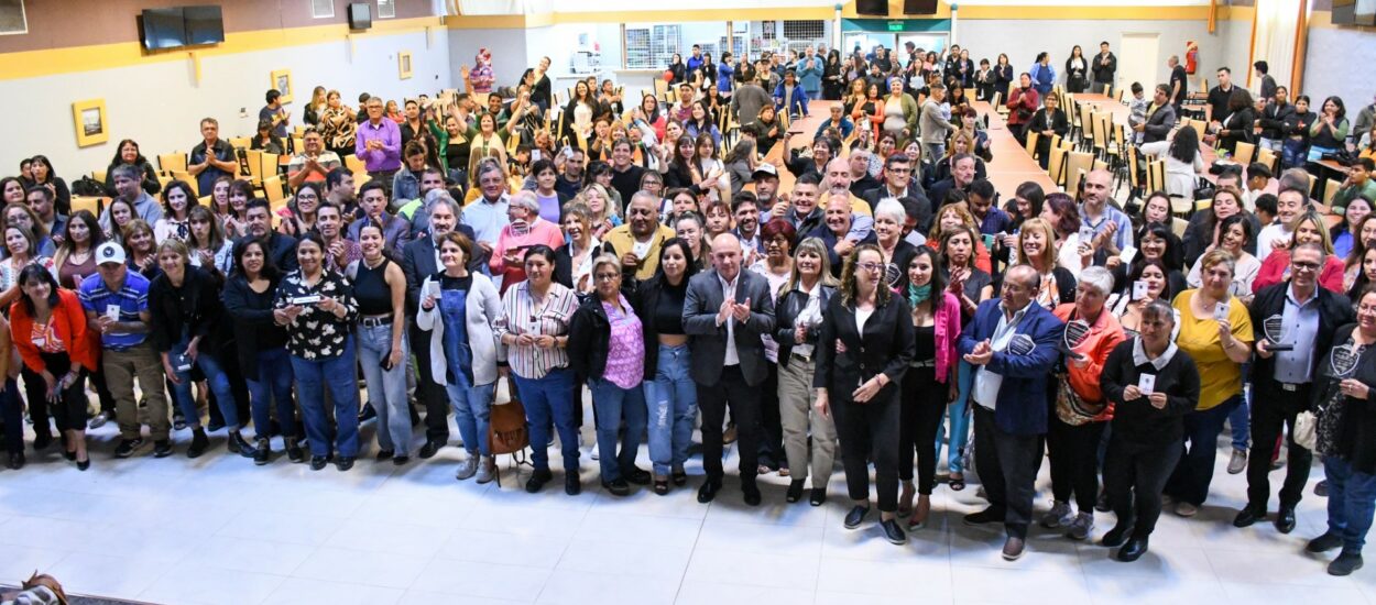 SASTRE ENTREGÓ RECONOCIMIENTOS A EMPLEADOS MUNICIPALES CON MÁS DE 10 AÑOS DE TRAYECTORIA