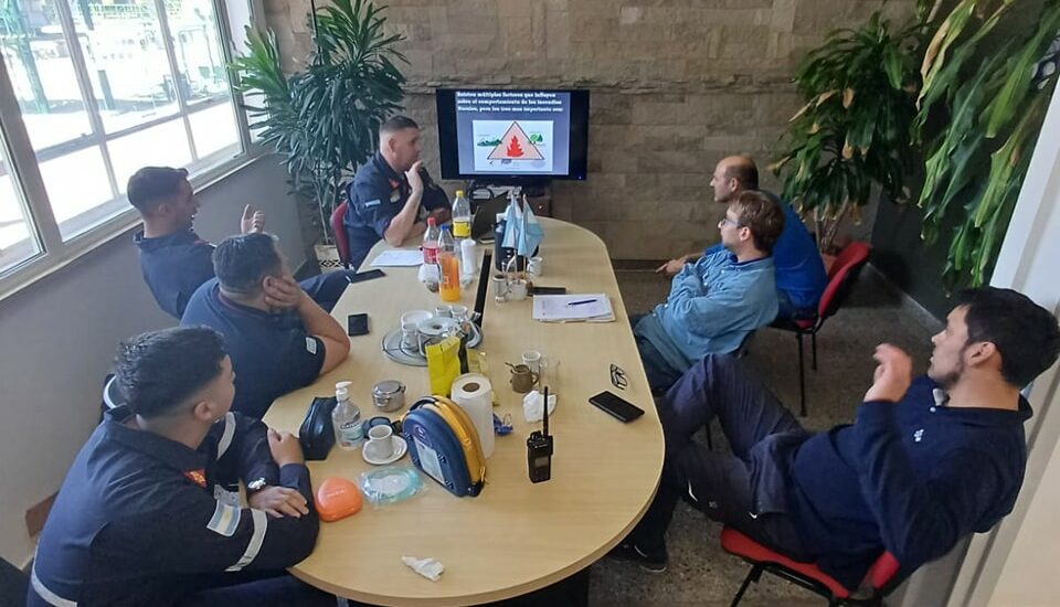 Bomberos Voluntarios realizó una visita a la planta propulsora de gas TGS