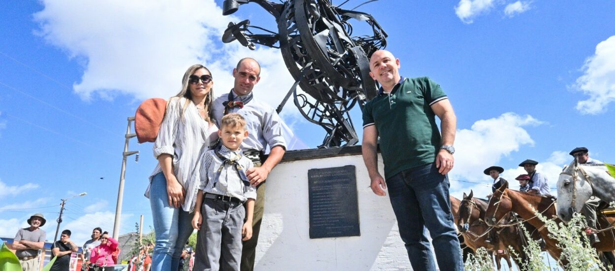 EL INTENDENTE INAUGURÓ UN MONUMENTO EN HOMENAJE AL JINETE ADRIÁN FERNÁNDEZ