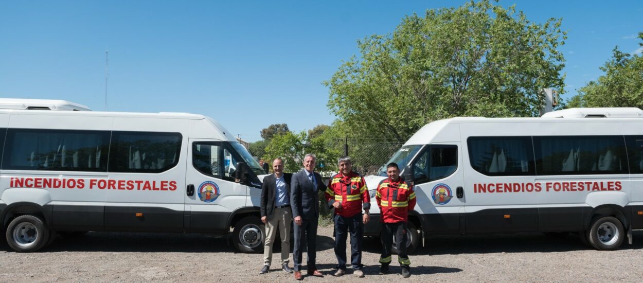 El gobernador Arcioni entregó dos minibuses al Servicio Provincial de Manejo del Fuego