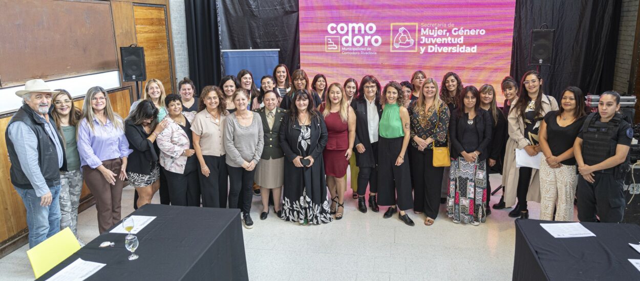 Con una importante mesa de diálogo, comenzaron las actividades por el Mes de la Mujer Trabajadora