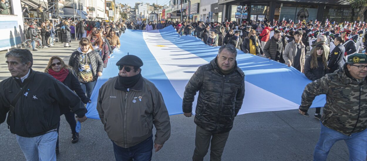 Comodoro se vistió de celeste y blanco en el 214° Aniversario de la Revolución de Mayo